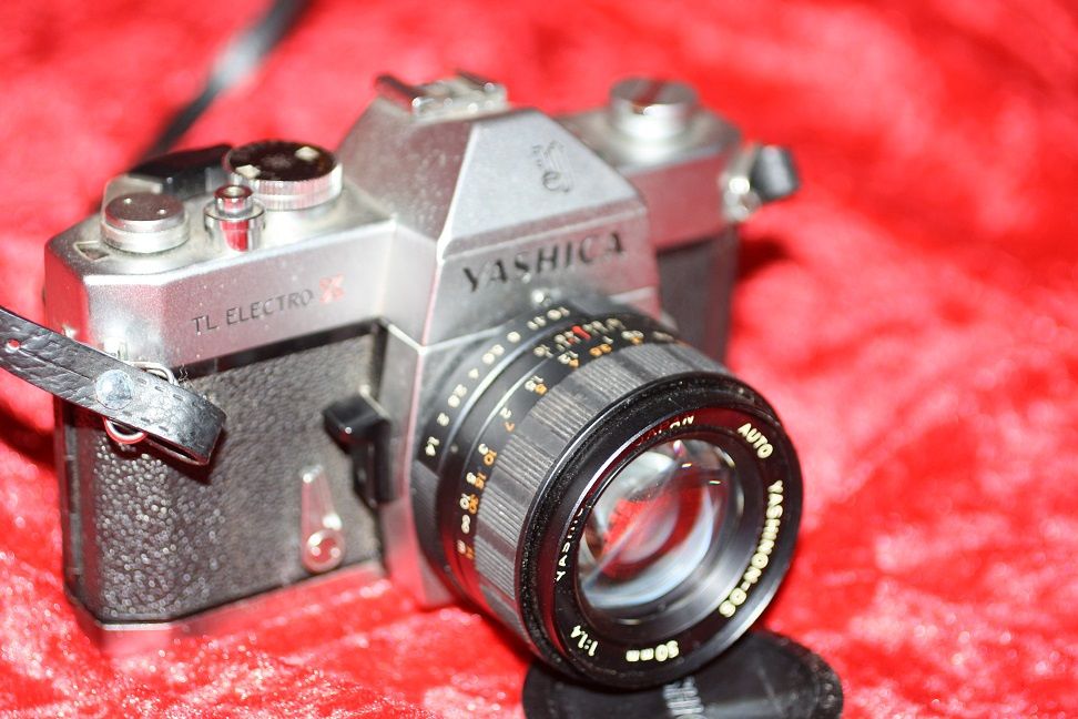 Máquina fotográfica de 35 mm electrotécnica da marca YASHICA