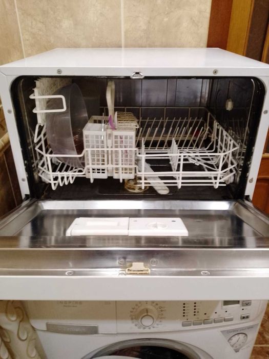 Настольная посудомойка Zanussi ZSF2415 отлично моет. Полностью рабочая