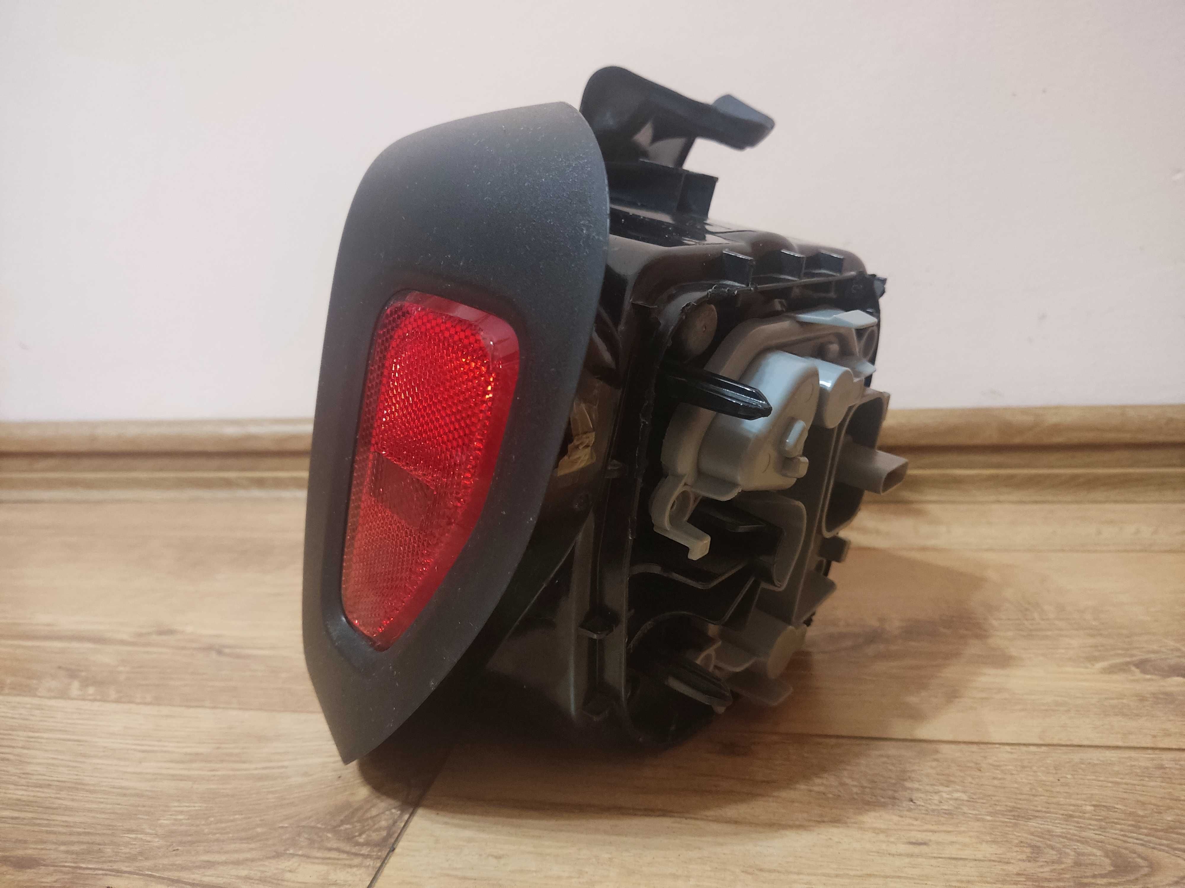 Оригинальный задний, правый фонарь Jeep Renegade с повреждением