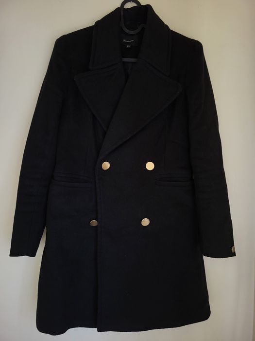 Czarny płaszcz Stradivarius