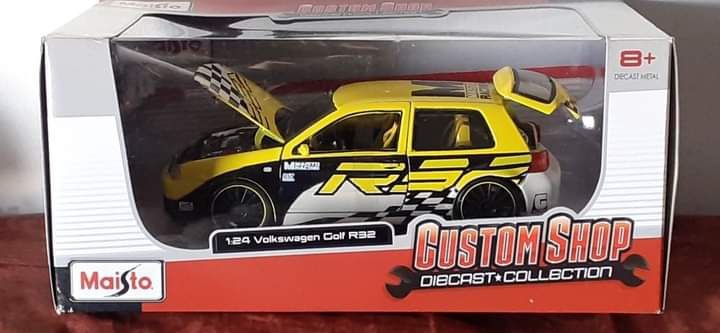 Volkswagen golf R32 (novo em caixa escala 1/24) portes incluídos