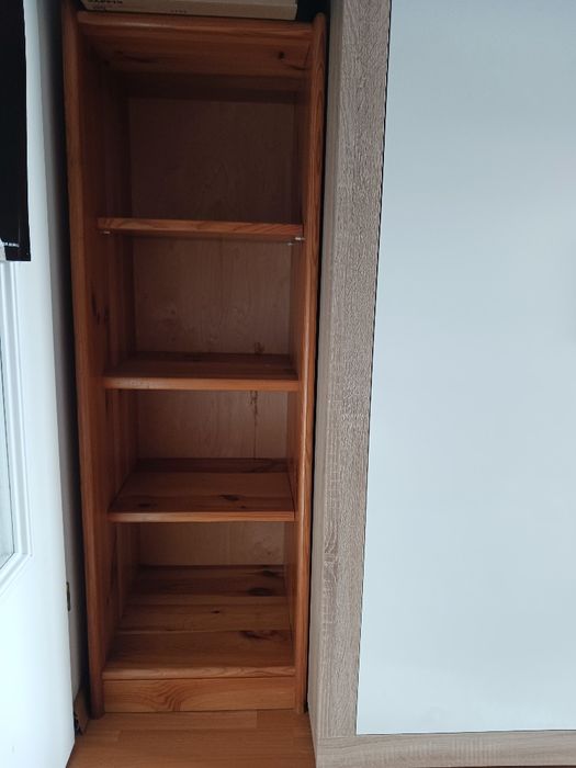 Drewniany regał sosnowy z czterema pólkami