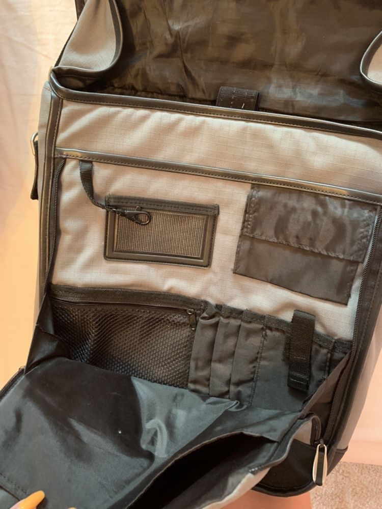 Pojemna torba na laptopa duża szara Apple walizka podróżna kieszonki