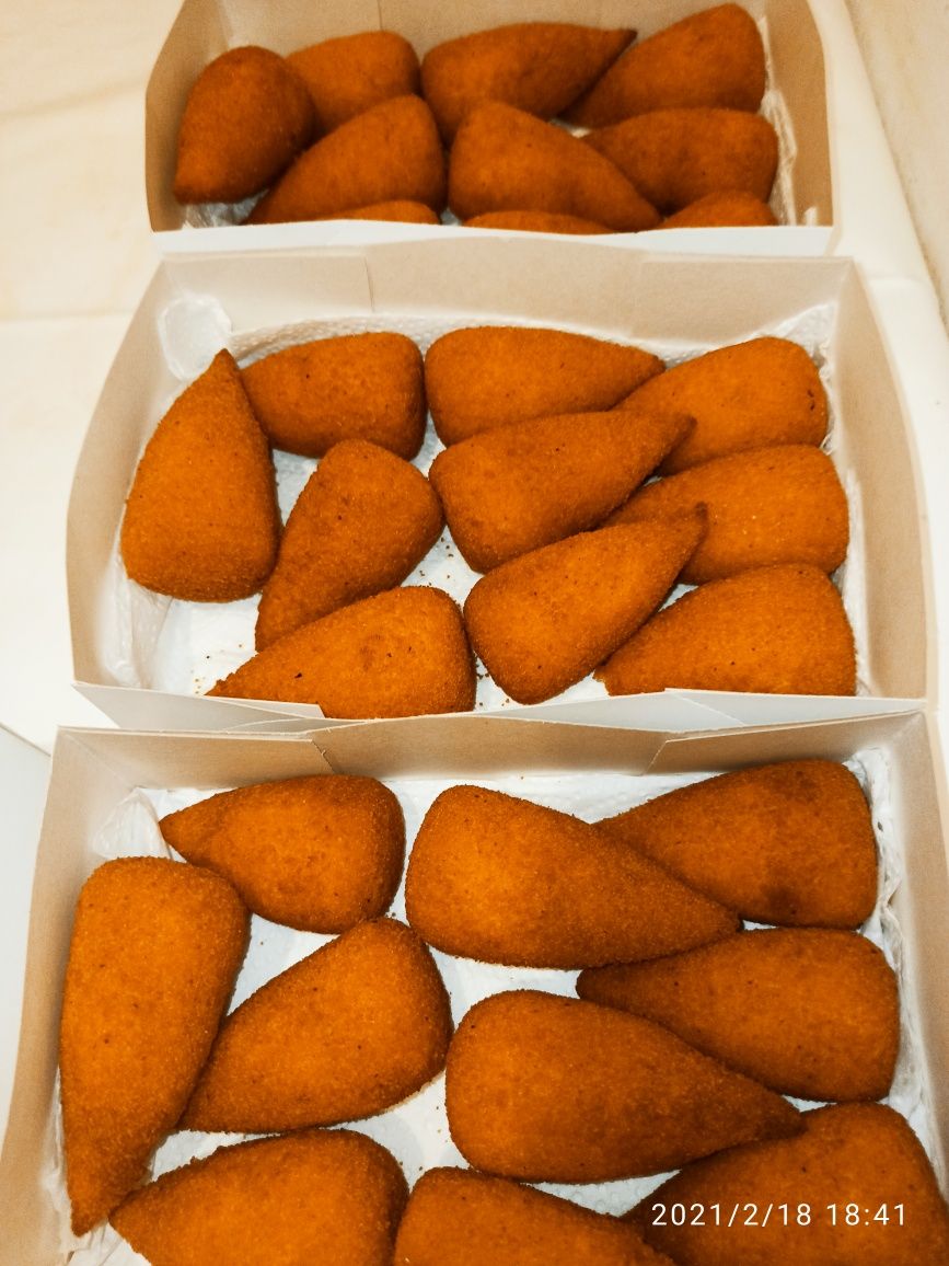 Salgados , coxinhas, rissois de camarão, rissois de carne, croquetes