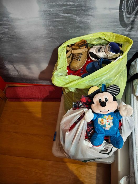 Roupas de bebé e outros itens