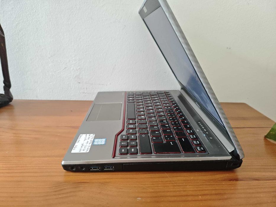 Fujitsu LifeBook E736 — Portátil Profissional Compacto
