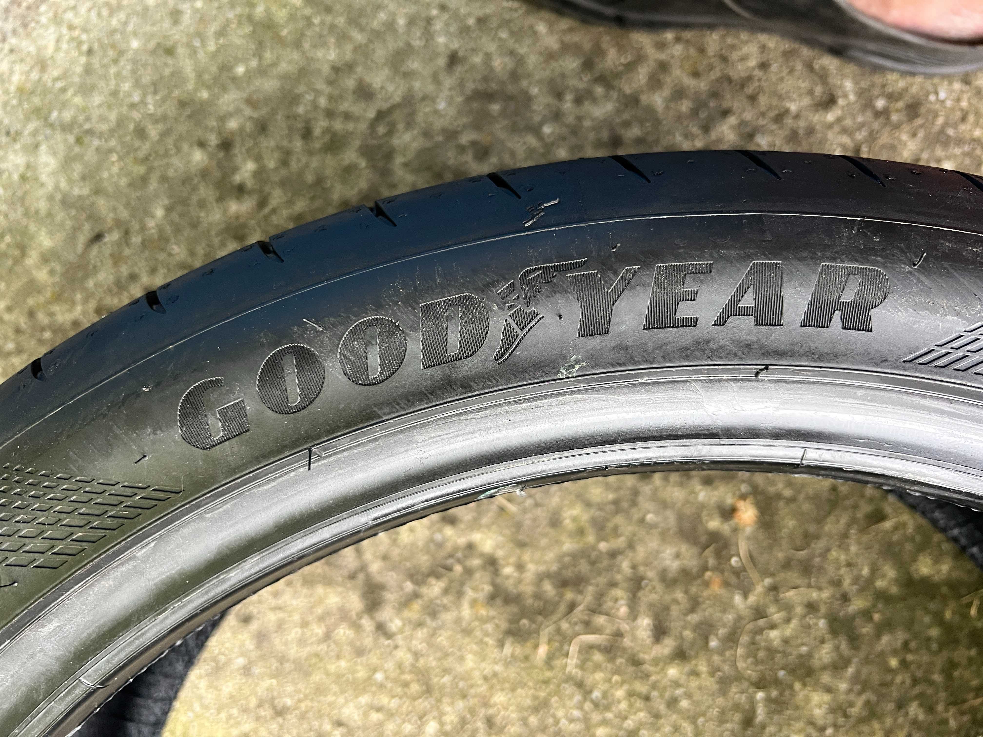 Komp. opon Goodyear 225/40R19 Demo
