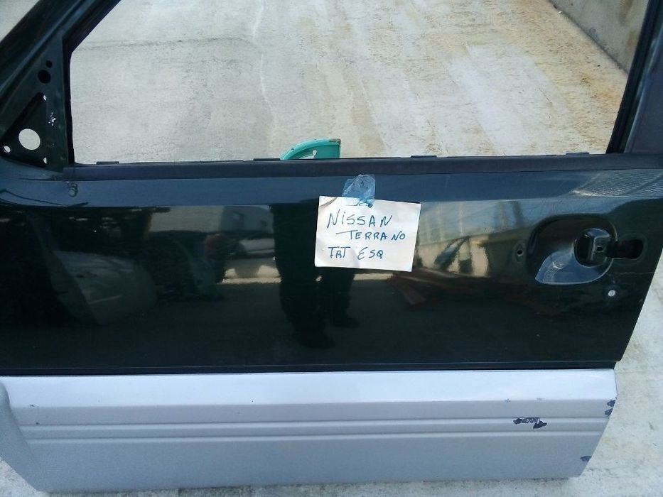 Porta frente esquerda Nissan Terrano 2000