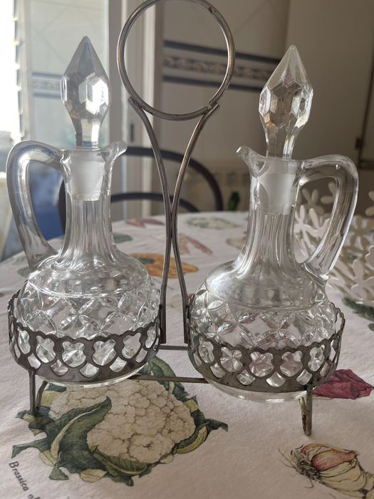 Galheteiro e recipientes para alimentos.