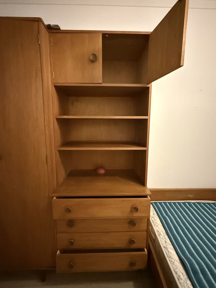 Recheio de quarto: roupeiro de 3 modulos, cama e mesinha