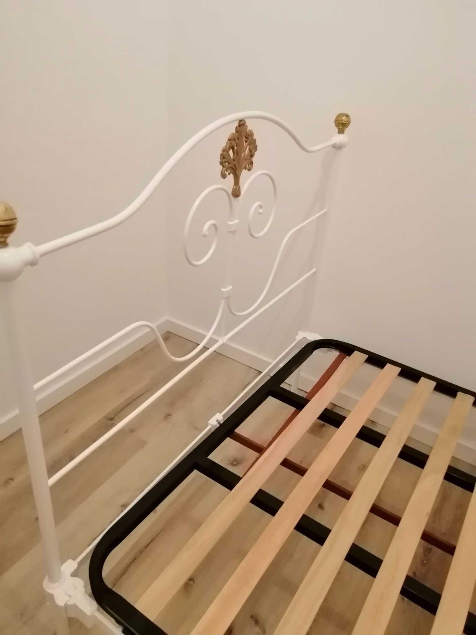 Cama de ferro antiga com florao dourado