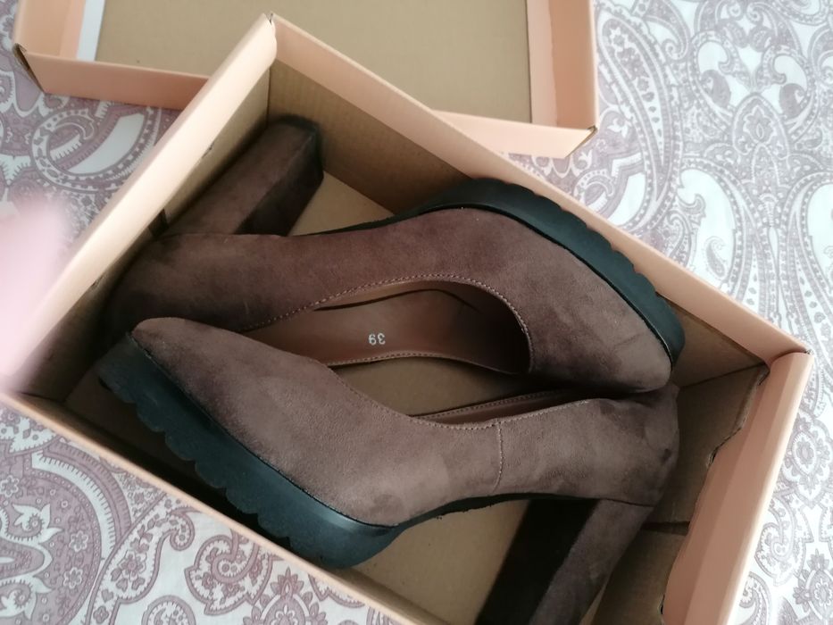 Sapato compensado castanho