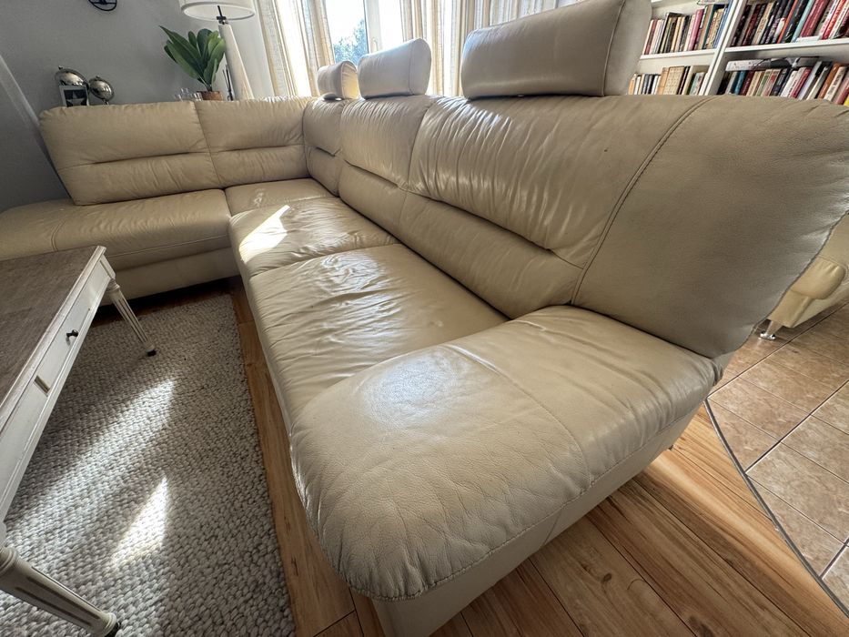 Sofa narożnik z funkcją spania i dwiema pufami