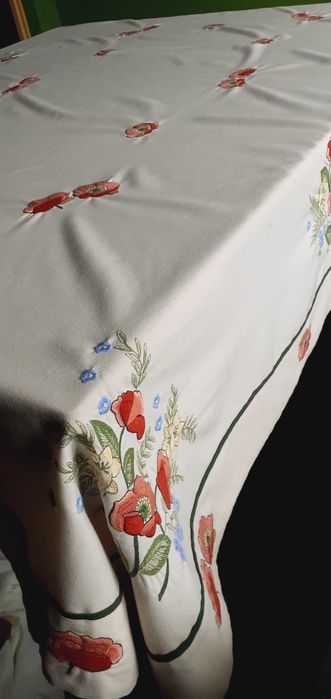 Obrus duży z haftami Maki