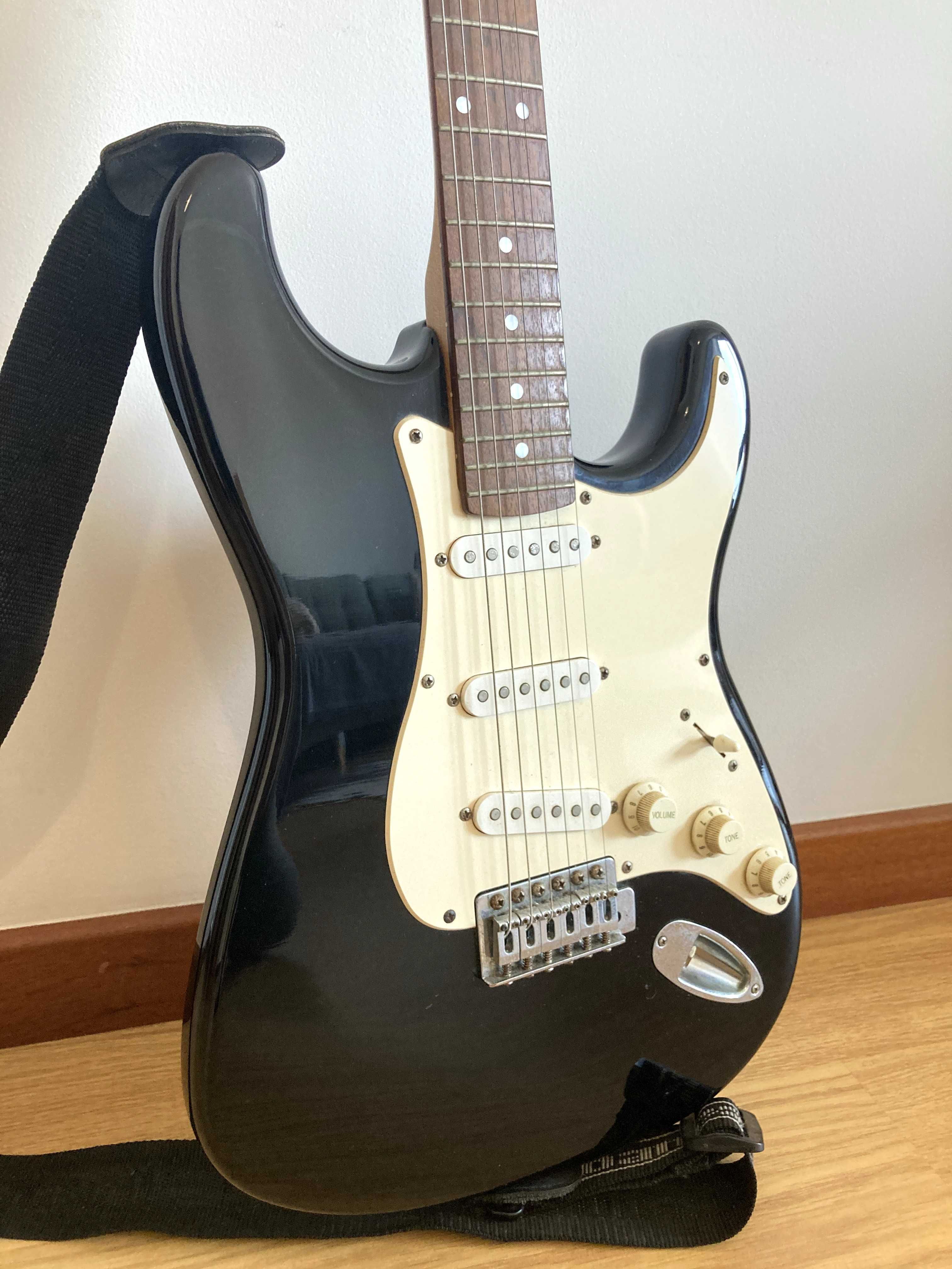 Guitarra Elétrica Fender Squier Strat + Amplificador