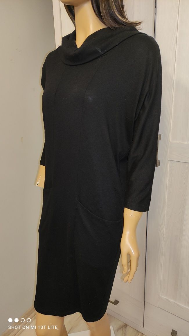 Czarna sukienka z golfem i kieszeniami dresowa