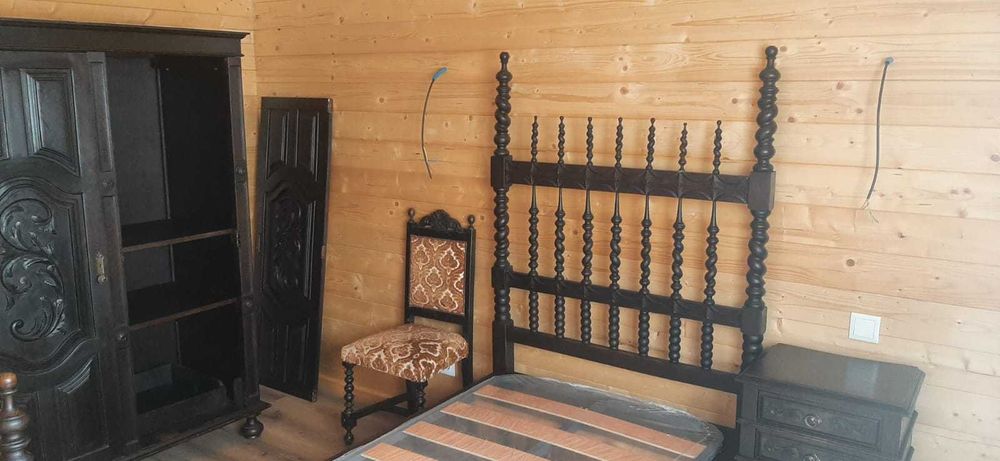 Mobilia de quarto em pau preto.