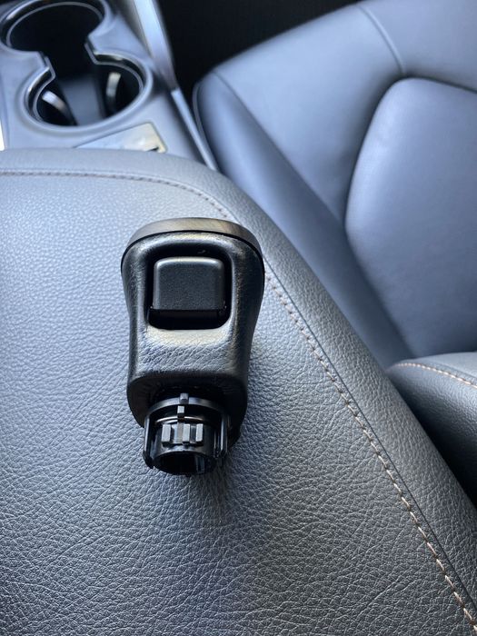 Ручка КПП Toyota Camry 70 з декоративною накладкою.
