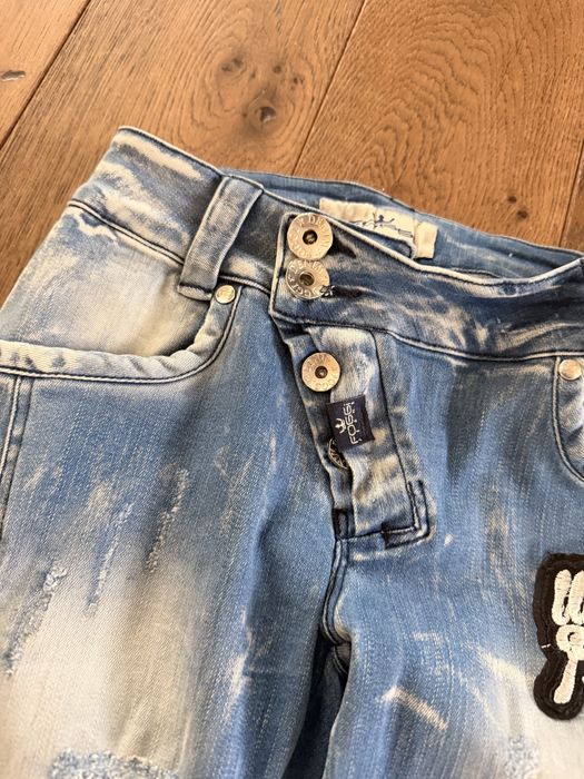 Jeansy Foggi czarne podbicia – streetwear z charakterem!