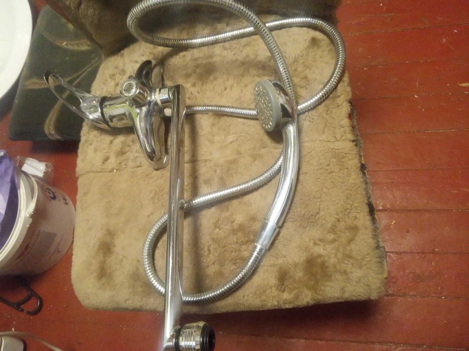 умывальник с пьедисталом и смесителем