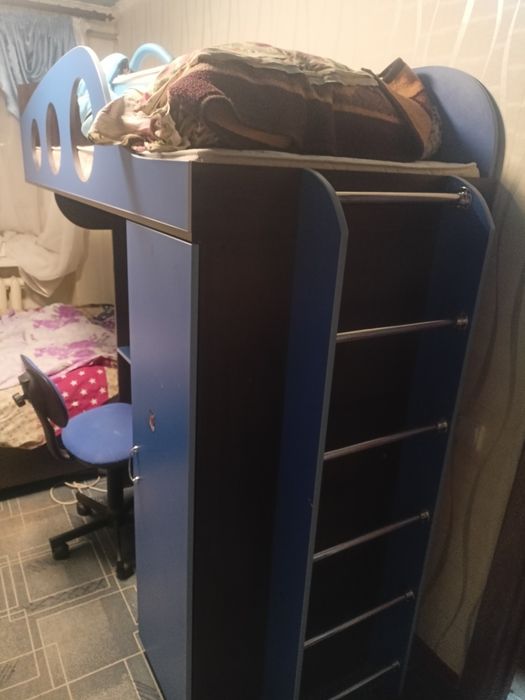 Кровать двухъярусная со столом