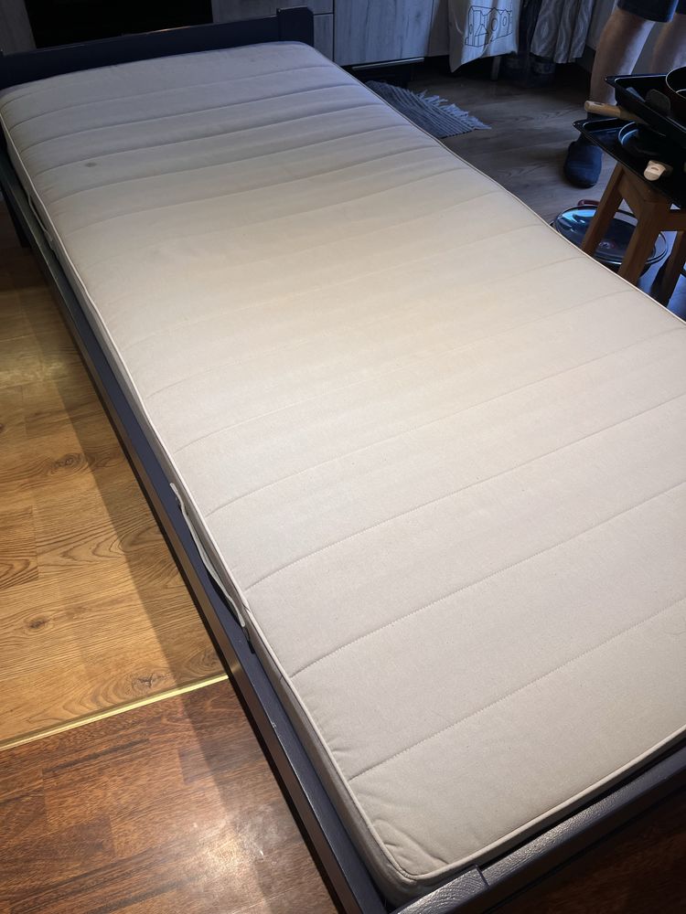 Łóżko pojedyńcze drewniane z materacem 96x205 cm