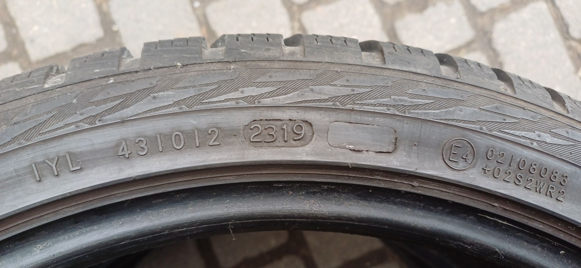 225/40R18 92V NOKIAN , dwie opony zimowe.