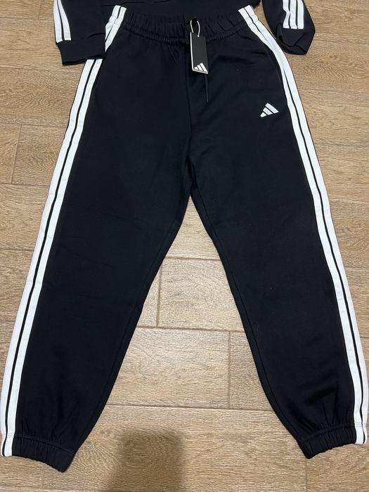 Продам спортивний костюм adidas на флісі