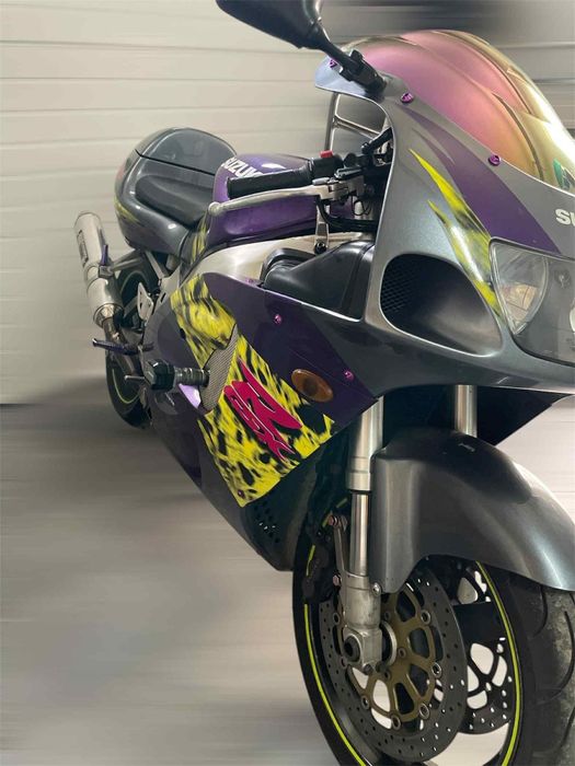 Vendo GSXR 750 impecável