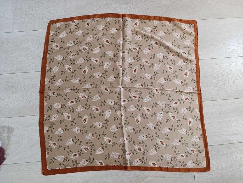 Chustka we wzorki karmel beż