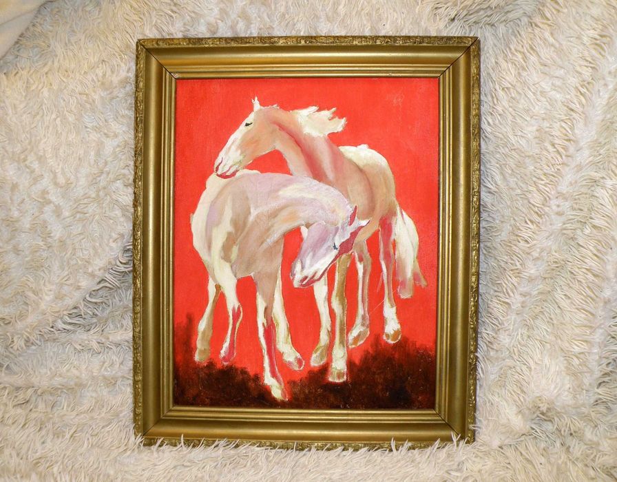 Картина маслом інтер'єрна вінтажна в рамі - білі коні на червоному