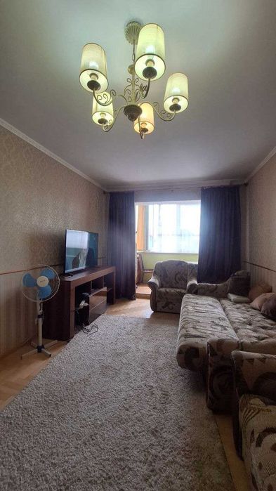 Продається трикімнатна квартира по вул. Білозіра