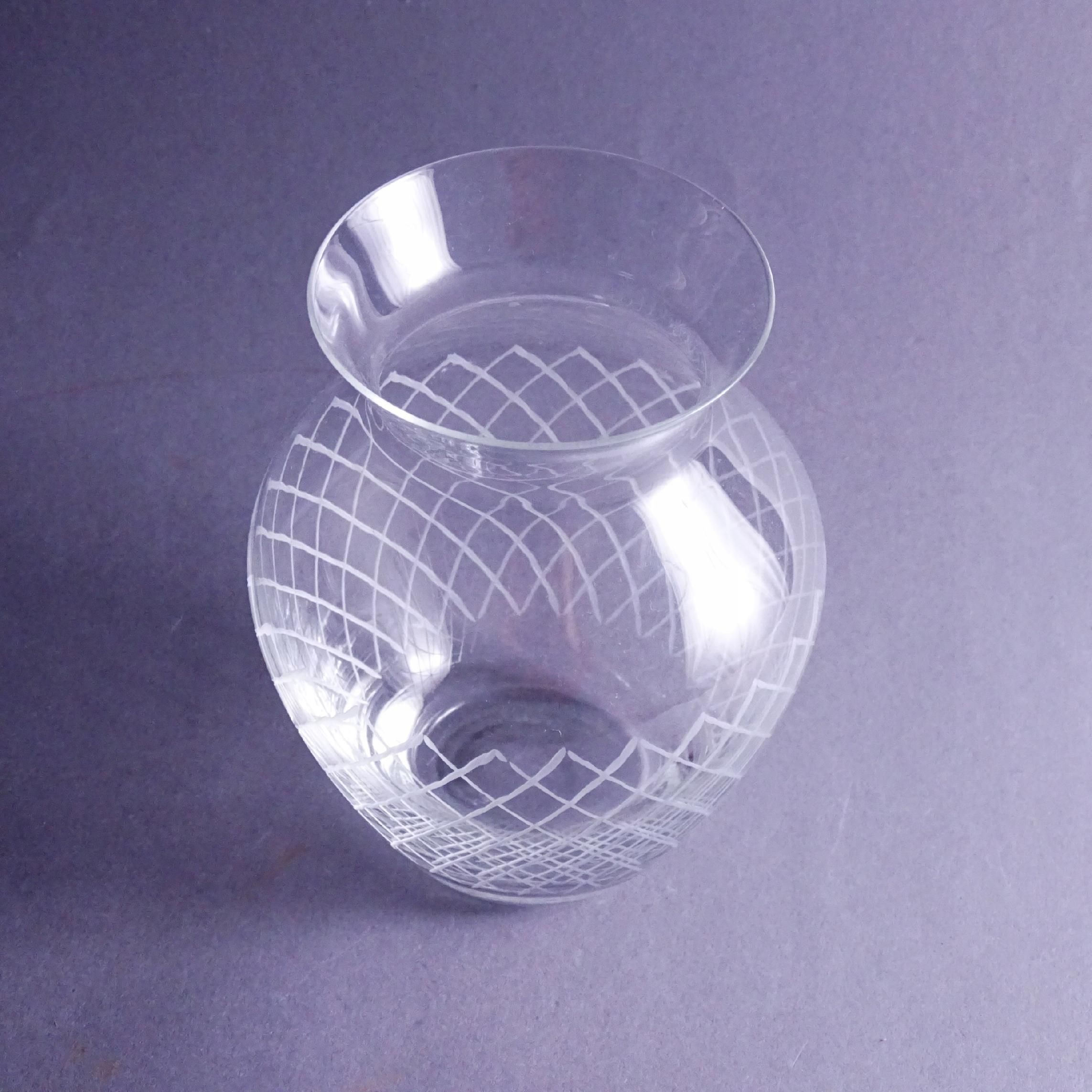piękny kryształowy wazonik geometryczny szlif
