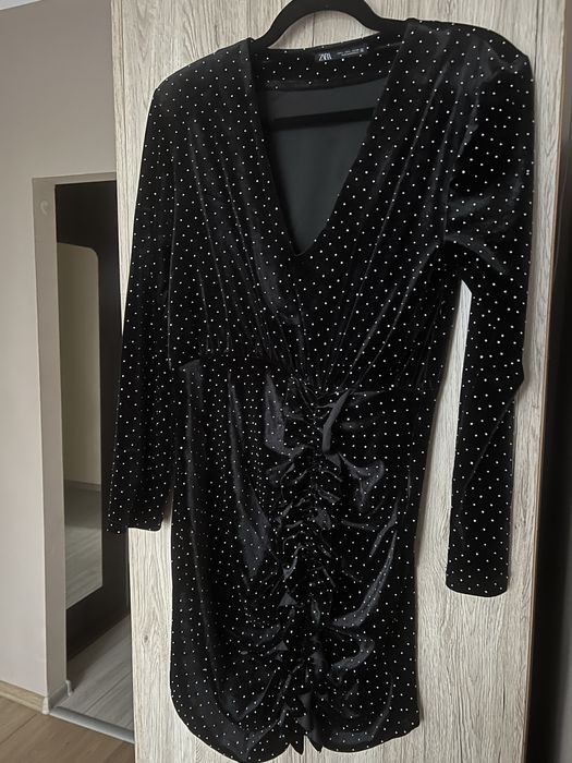 Sukienka welurowa cyrkonie falbanka