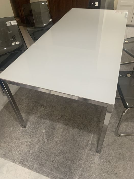 Mesa de jantar sem cadeiras