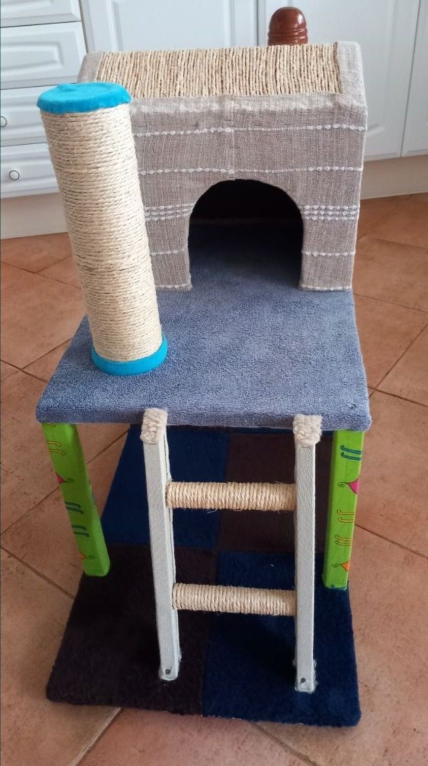 CASA PARA GATOS EM MADEIRA,Feitos cá em casa.Sala,Varanda,Quarto,Hall.