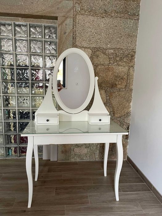 Toucador com espelho da IKEA