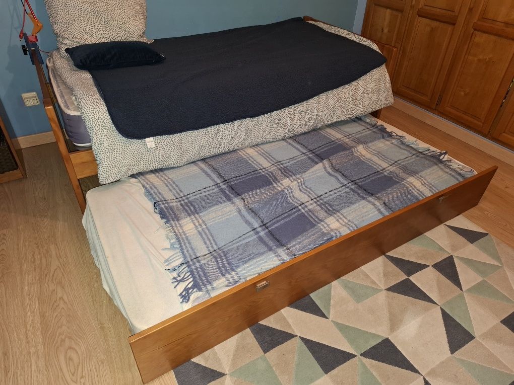 Cama solteiro dupla,  trasforma-se em cama casal. Com 2 colchoes