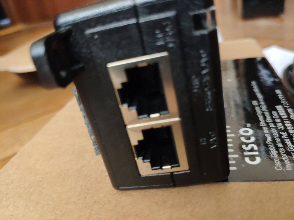 Pudełko a w nim rześki Gigabitowy Power Ethernet Injector CISCO SB-PWR