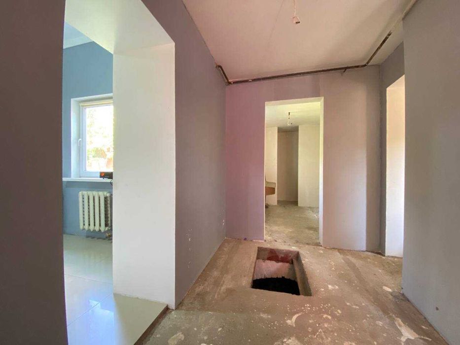 Продаж будинку в центрі міста біля річки!