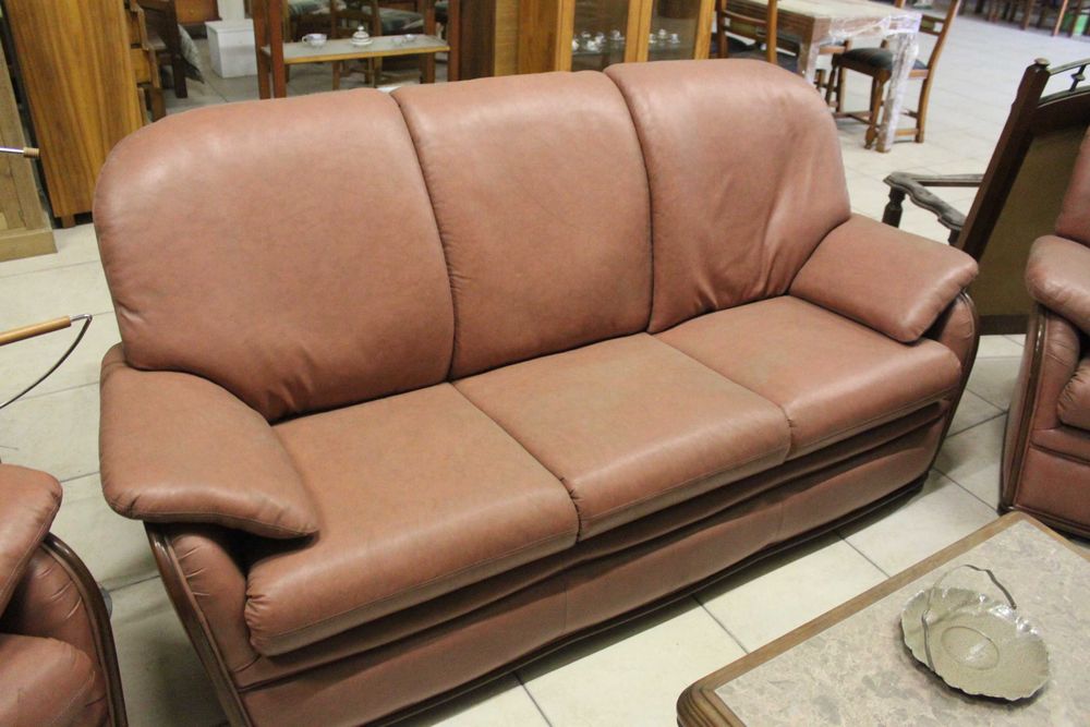 Conjunto sofás pele