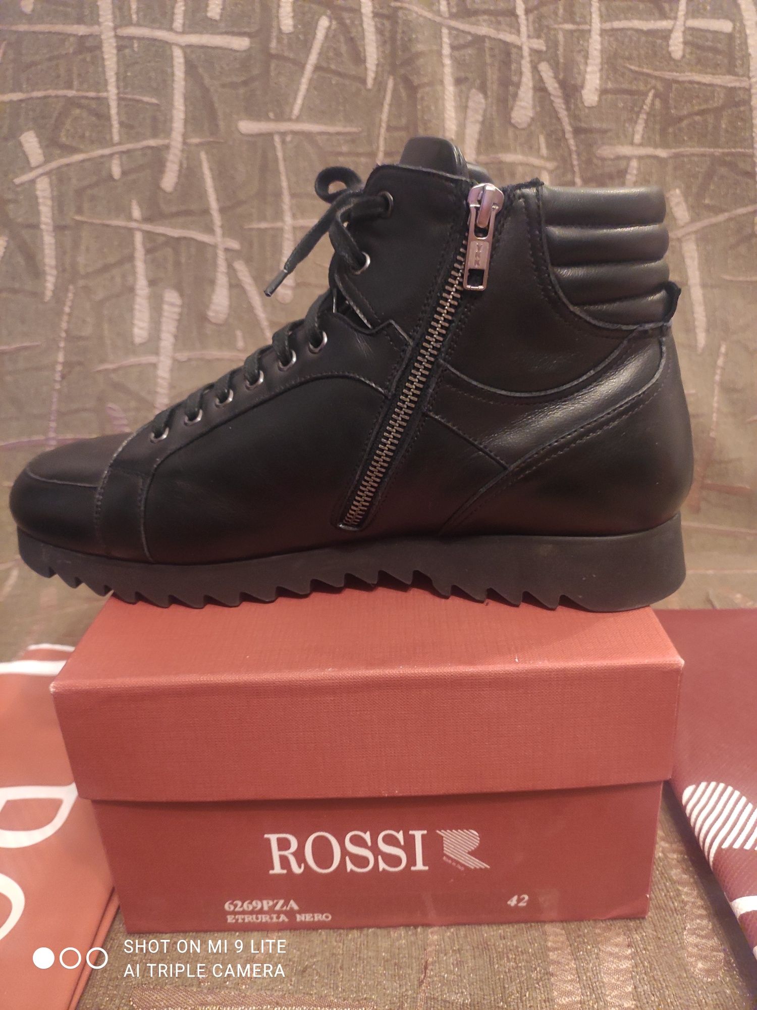 Новые  зимние мужские ботинки ROSSI. 42 р.. 3200 гр..