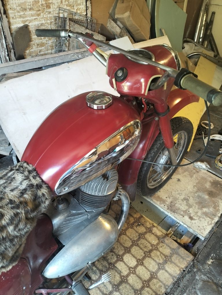 Продам Jawa Яву 350 . Старушка. На ходу. С документами.