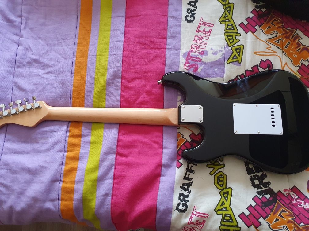 Guitarra Stratocaster + Amplificador Roland + Cabo Fender + Estojo