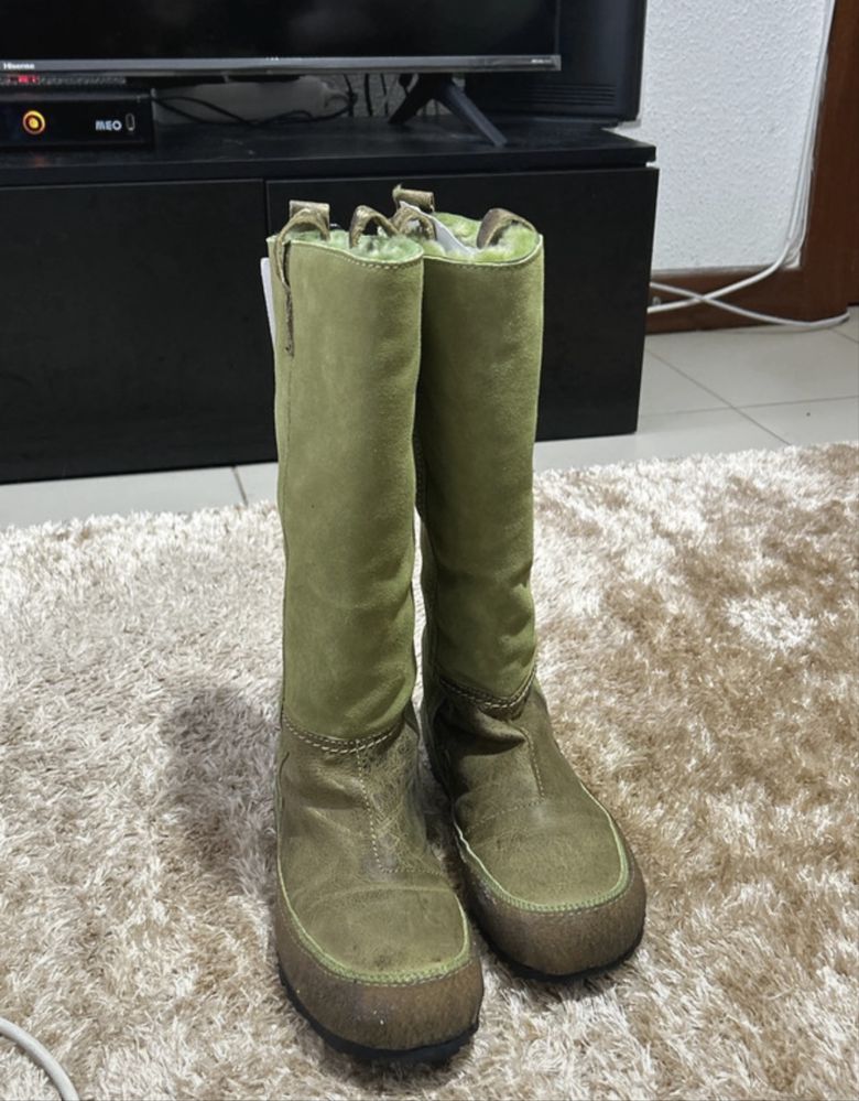Botas de lã e sola cortiça