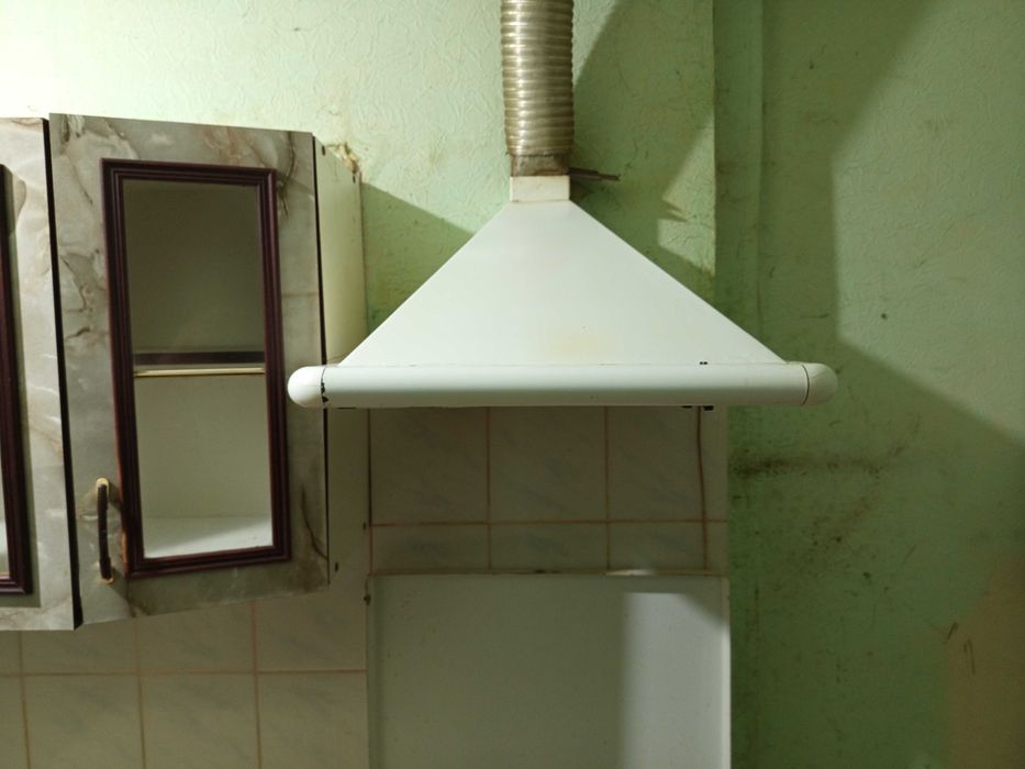 Кухня комплект (тумбочки, газова плита, витяжка.