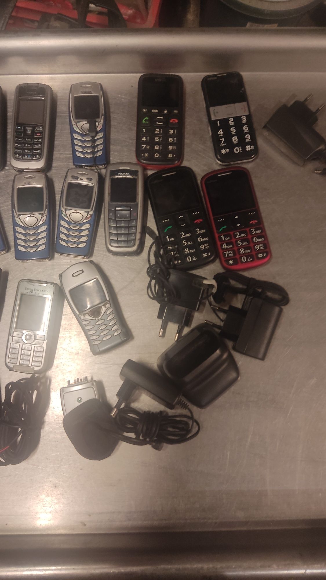 Zabytkowe stare telefony