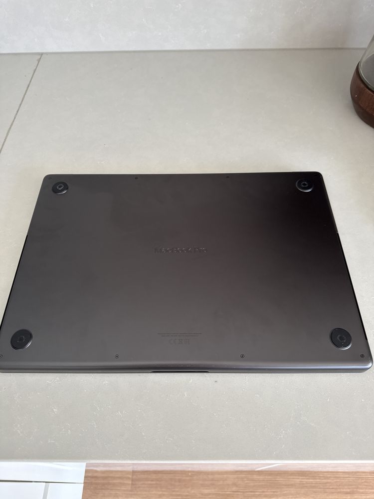 Macbook Pro Apple - 16" M3 Max Gpu 32 Core Ram: 36gb 1TB Space Black)