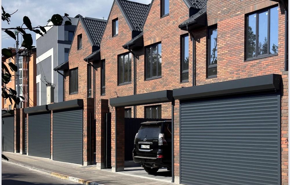 Цегляний ТАУНХАУС з переднім і заднім двором. Газ