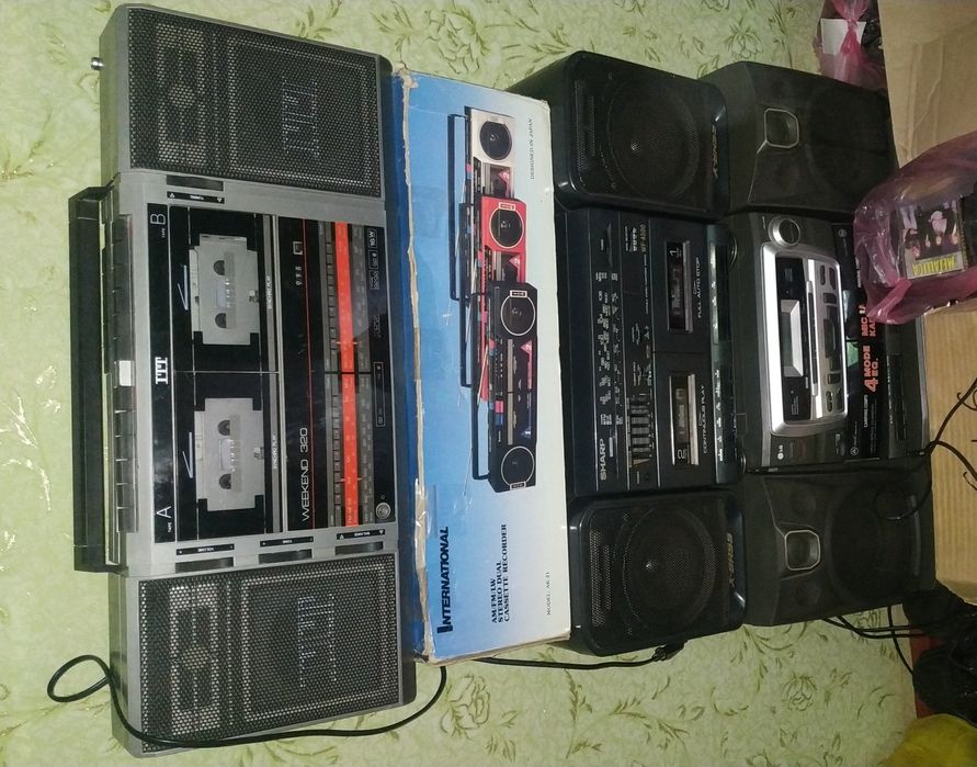 Музыкальный центр LG, диск, радио работает.